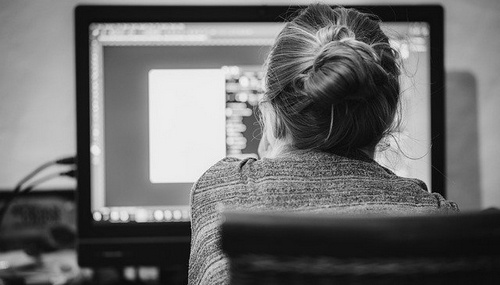 vrouw achter computerscherm